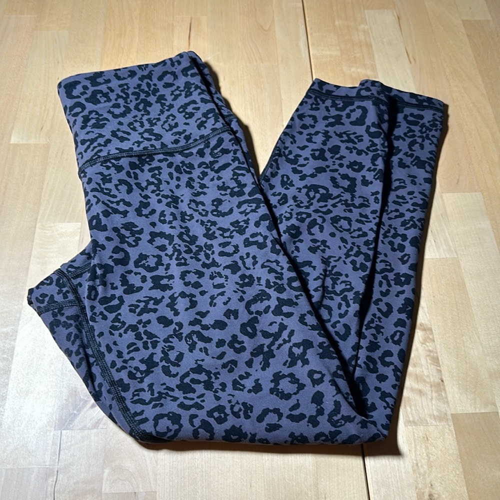 Athleta Gray Cheetah Print Tights / Leggings